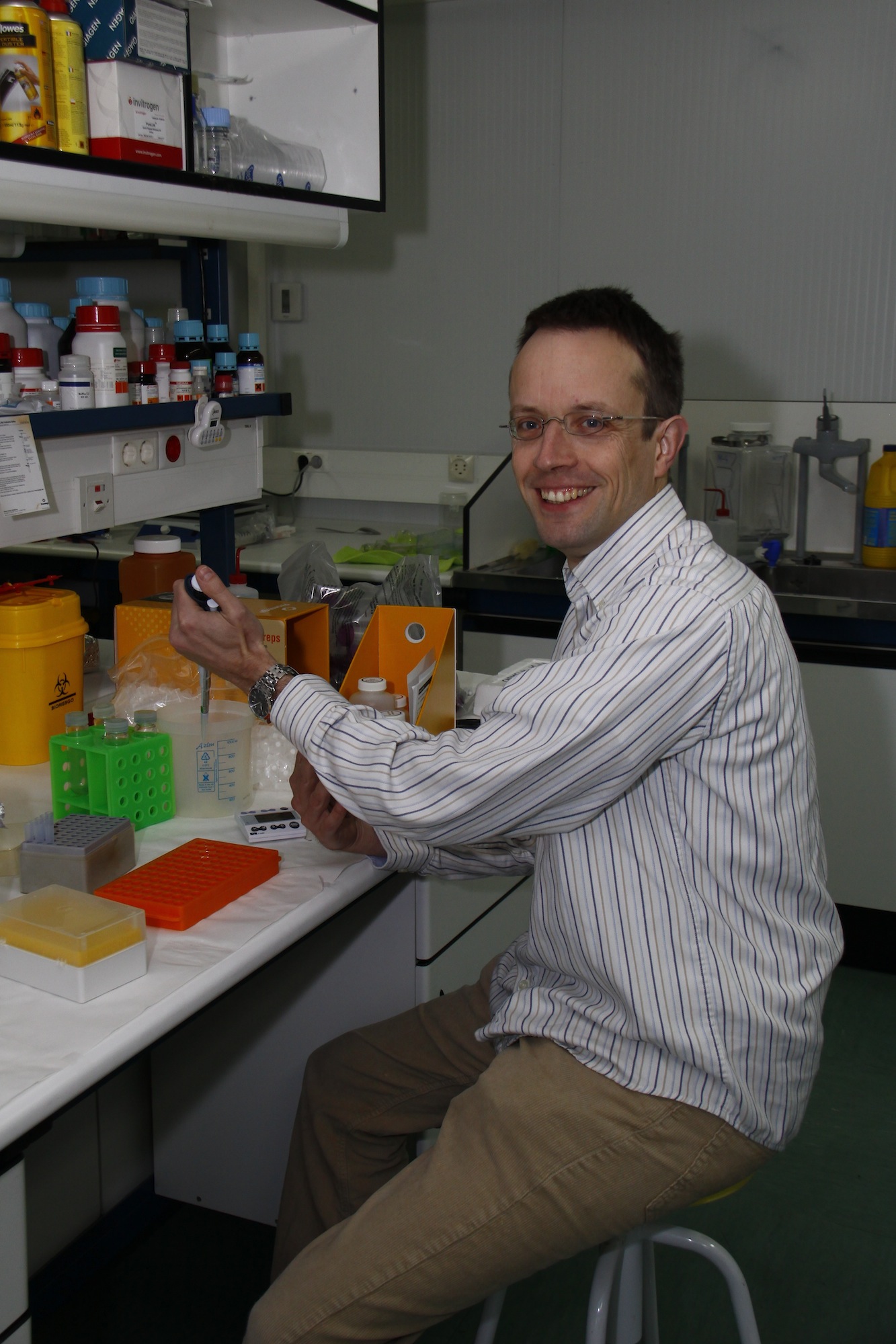 El Dr. Mark van Raaij en su laboratorio