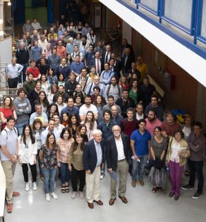 Foto de grupo de los asistentes al Simposio 25 años de la criomicroscopía electrónica en España, con Joachim Frank y José L Carrascosa en primer plano. 