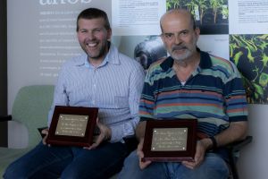 Urtzi Garaigorta y Juan Antonio García con las placas conmemorativas de los premios SEV 2019 al Virólogo joven y Virólogo Senior respectivamente