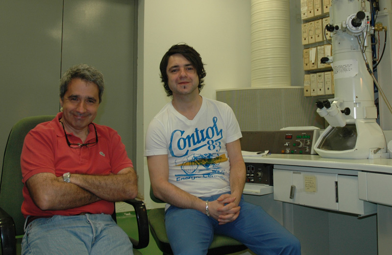 José María Valpuesta y Jorge Cuéllar junto al microscopio electrónico del CNB