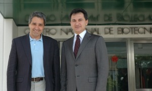 José María Valpuesta (izq.) y Božidar Đelić (dcha.) en la entrada del Centro Nacional de Biotecnología