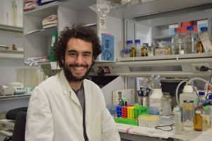 Andrés París en el laboratorio del CNB-CSIC donde realiza su doctorado