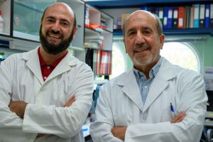 Los virólogos del CNB-CSIC Mariano Esteban y Juan García Arriaza