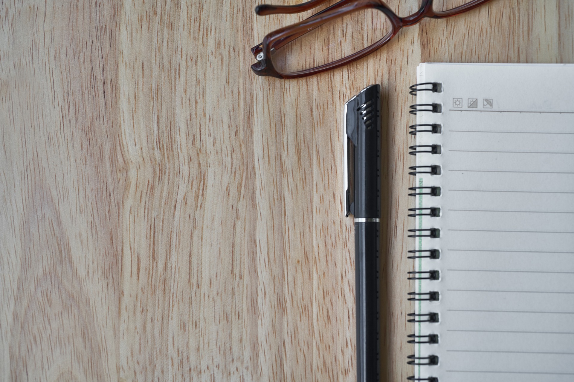libreta boli y gafas