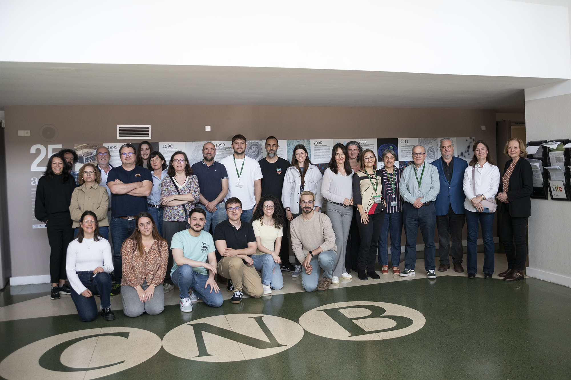 Fotografía grupal de los participantes en la jornada piloto, acompañados por Mario Mellado y representantes de la Agencia Estatal de Investigación.